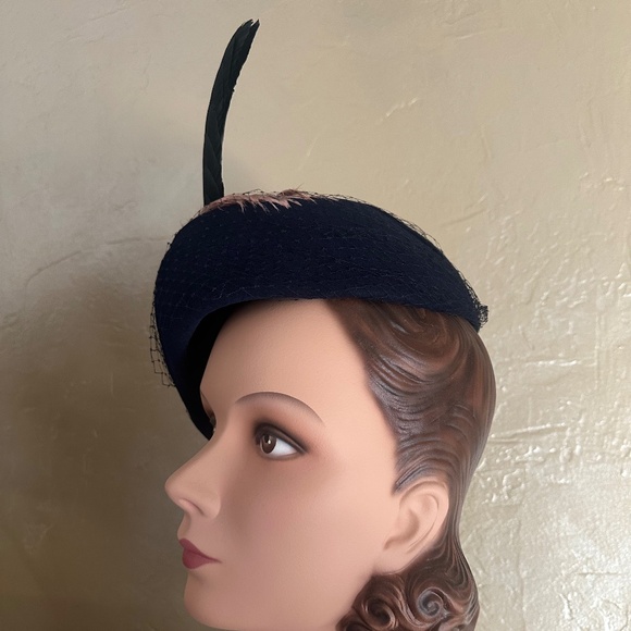 EXQUISITE 1940\'s NAVY FELT HAT WITH PINK/BROWN FEATHERS, VEILING  & FEATHER WING main image 10